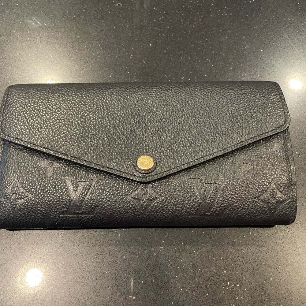 Black Louis Vuitton Sarah wallet
